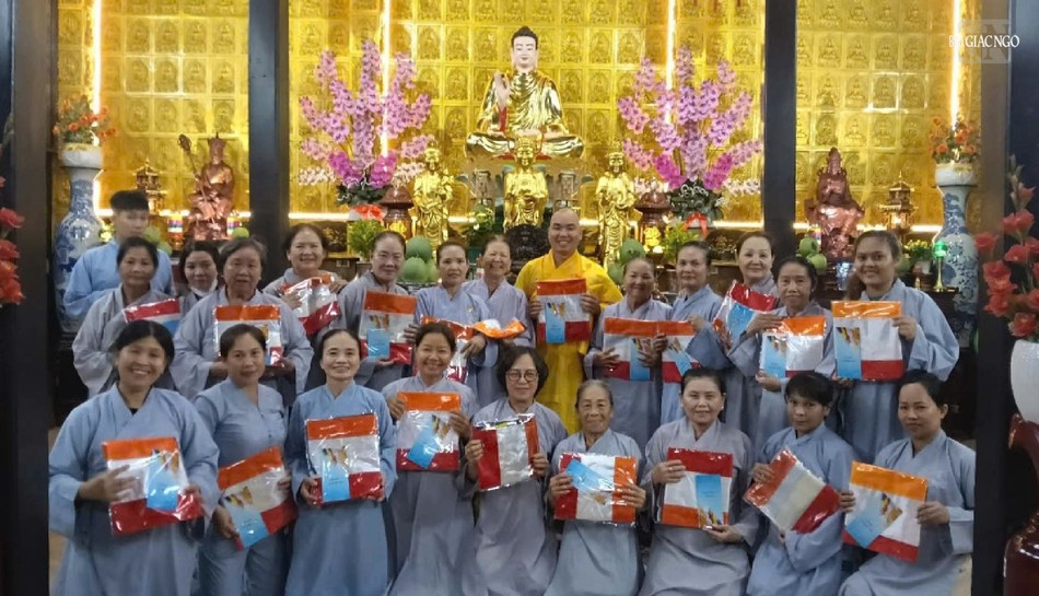 Phật tử chùa Phước Ân hoan hỷ khi được nhận cờ Phật giáo Phật tử chùa Phước Ân hoan hỷ khi được nhận cờ Phật giáo