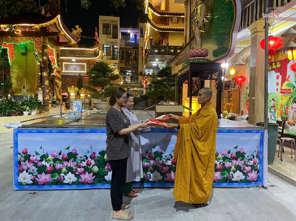 Chư Tăng chùa Báo Ân tặng cờ đến Phật tử Chư Tăng chùa Báo Ân tặng cờ đến Phật tử