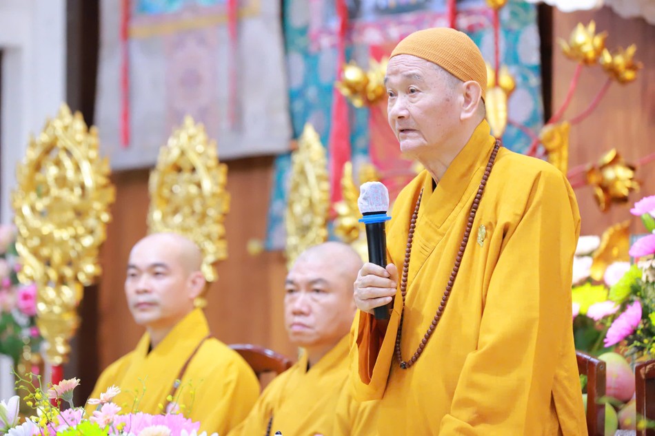 Trưởng lão Hòa thượng Thích Thanh Hùng ban đạo từ