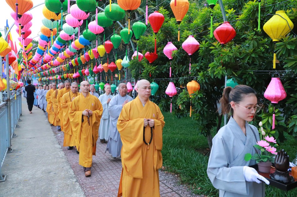 Chư tôn đức, Phật tử thiền hành bên bờ kênh Nhiêu Lộc