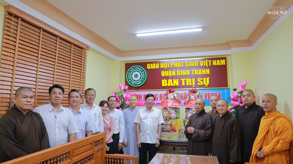 Lãnh đạo Q.Bình Thạnh chúc mừng Phật đản đến Tăng Ni, Phật tử trên địa bàn