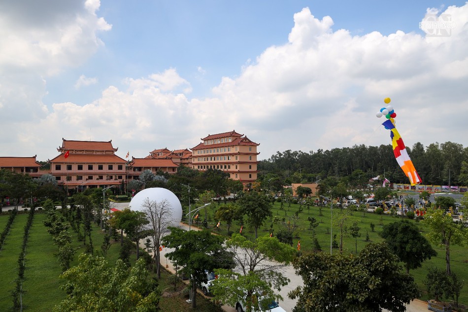 Lá cờ Phật giáo với kích thước 500m2 và quả cầu biểu tượng Phật giáo quốc tế cao 10m, thể hiện cho sự lớn mạnh và lan tỏa của Phật giáo VN