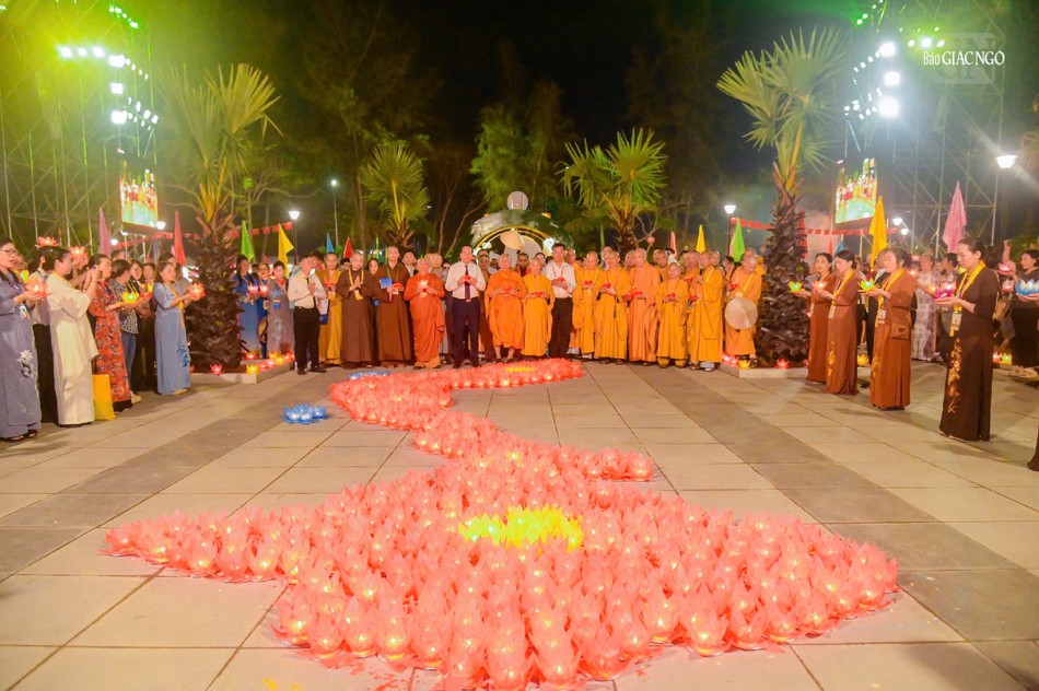 Những ngọn hoa đăng được xếp thành hình bản đồ nước Việt Nam