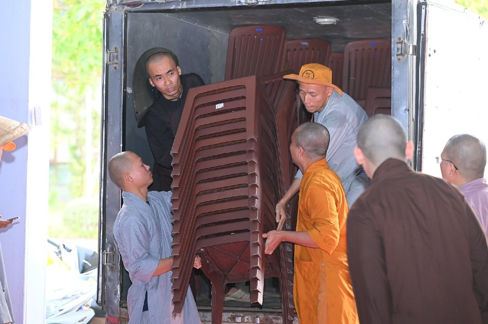 Vận chuyển bàn ghế, sắp xếp ngay ngắn