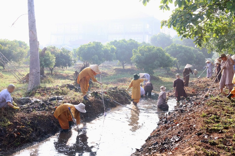 Làm sạch bờ kênh, tạo cảnh quan đẹp cho Đại lễ