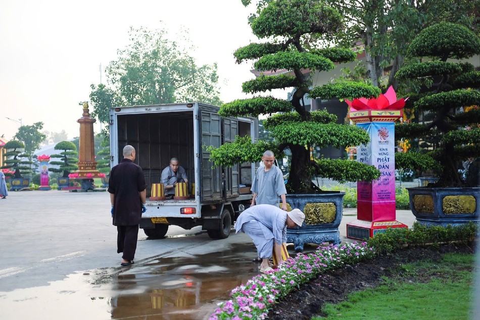 Trang trí hoa xung quanh khu vực diễn ra Đại lễ