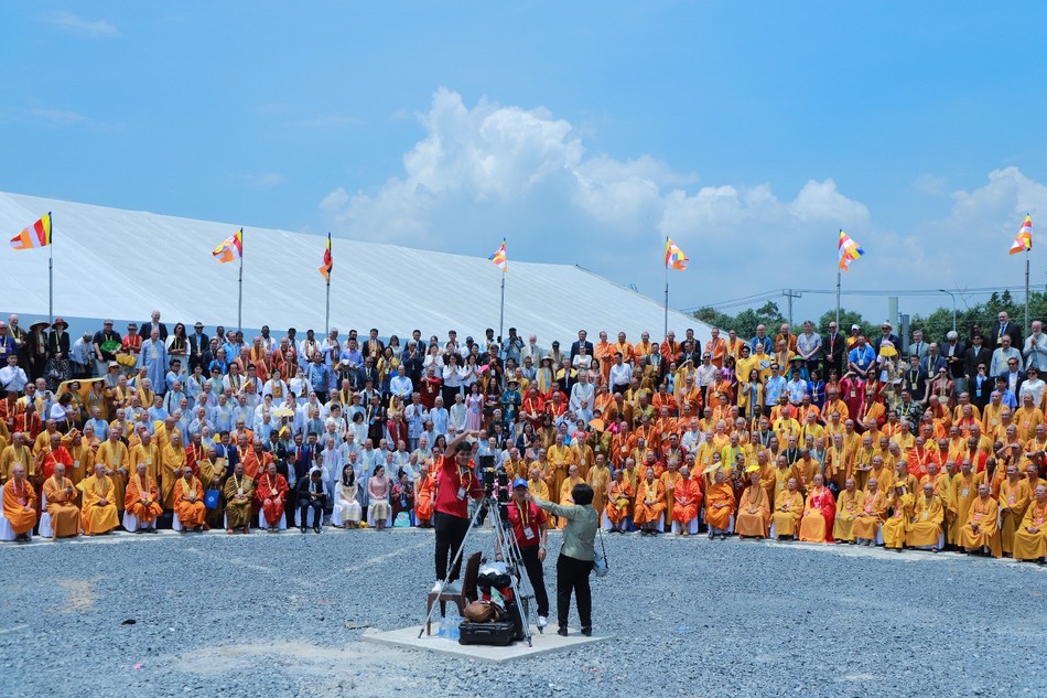 Nhóm chuyên gia chụp ảnh đến từ Thái Lan hướng dẫn đại biểu chụp ảnh lưu niệm