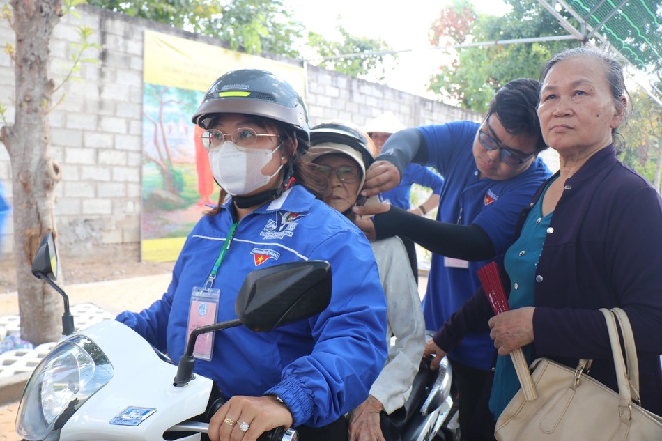 Đoàn viên Thanh niên hỗ trợ người dân vào chùa Thanh Tâm