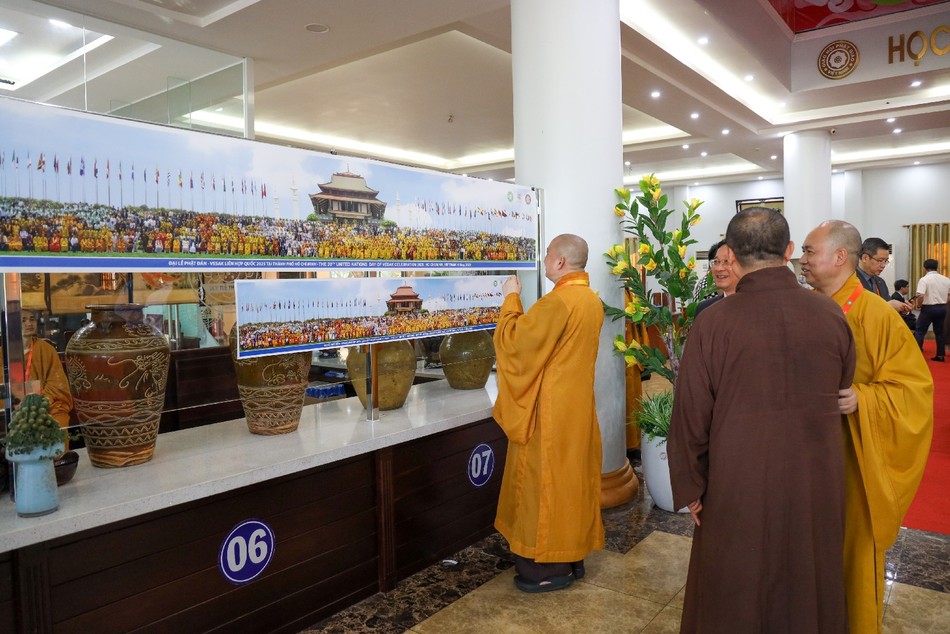 Hoan hỷ khi xem bức ảnh tập thể hơn 1.000 người