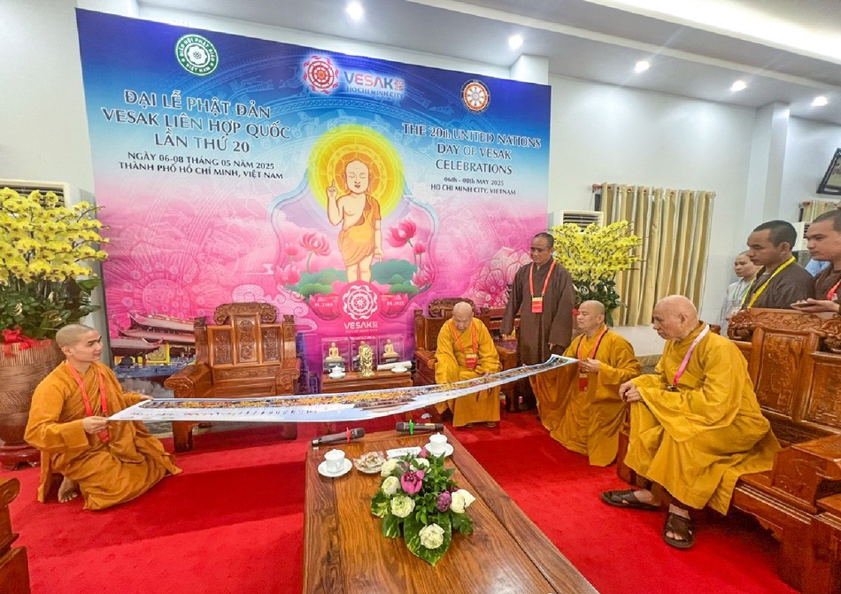 Chư vị lãnh đạo GHPGVN cùng nhau xem ảnh tập thể