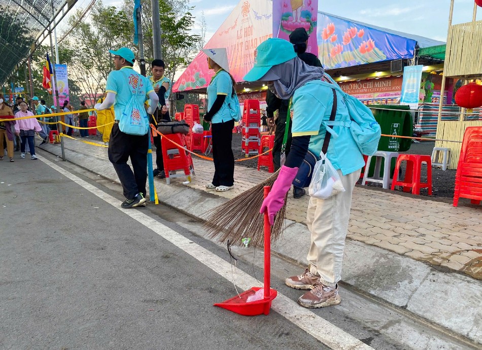 Tình nguyện viên vệ sinh đường đi sạch sẽ