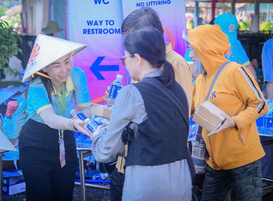 Những chai nước miễn phí được các tình nguyện viên gửi tặng đến mọi người góp phần làm dịu đi cơn khát giữa khí trời oi bức