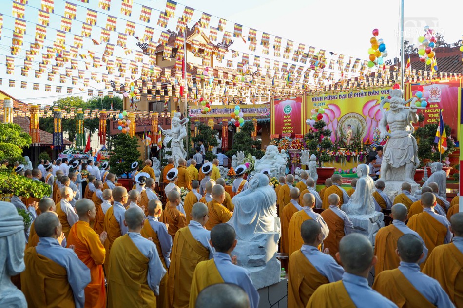 Trang nghiêm Đại lễ Phật đản Phật lịch 2569 của Phật giáo Q.Bình Tân tổ chức tại tổ đình Long Thạnh Trang nghiêm Đại lễ Phật đản Phật lịch 2569 của Phật giáo Q.Bình Tân tổ chức tại tổ đình Long Thạnh