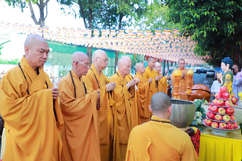 Chư tôn đức dâng hương cúng dường Đức Thế tôn