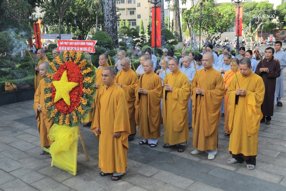 Giới Phật giáo Q.Bình Thạnh dâng hương, đặt vòng hoa tưởng niệm các anh hùng liệt sĩ tại Đài Liệt sĩ quận