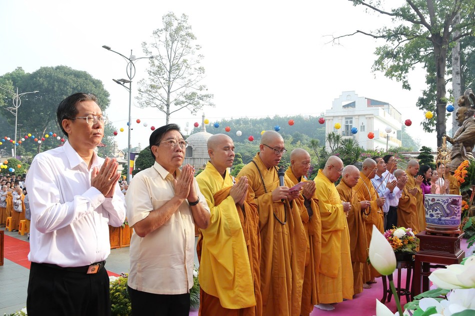 Dâng hương cúng dường Đức Phật Bổn Sư Thích Ca Mâu Ni Dâng hương cúng dường Đức Phật Bổn Sư Thích Ca Mâu Ni