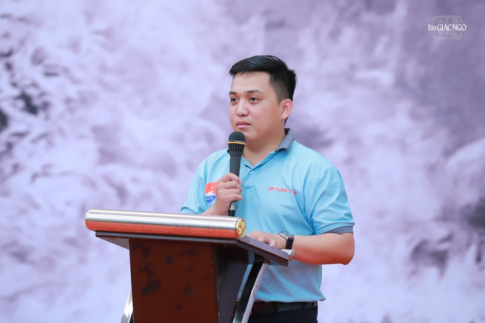 Anh Nguyễn Vĩnh Kha thay mặt lực lượng tình nguyện viên, sinh viên các trường đại học tham gia phụng sự phát biểu