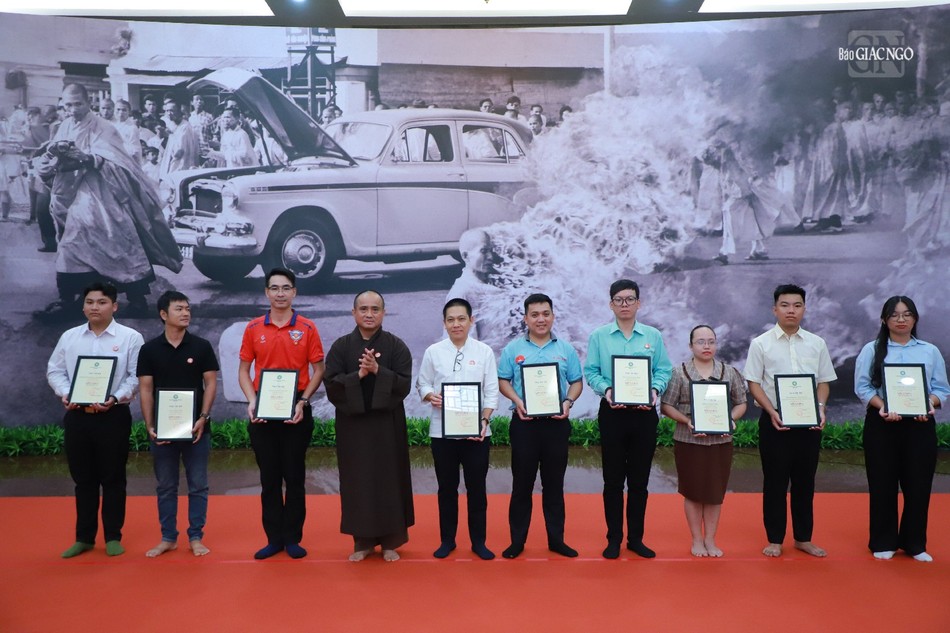 Thượng tọa Thích Tâm Hải tặng Thư tri ân các đơn vị hỗ trợ tổ chức Lễ chiêm bái xá-lợi Trái tim Bồ-tát Thích Quảng Đức tại Việt Nam Quốc Tự