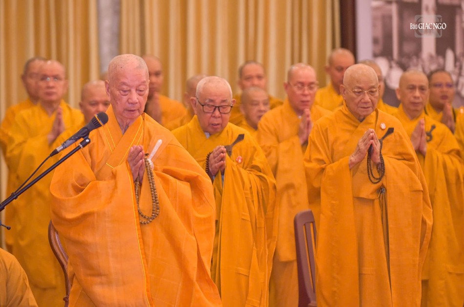 Đức Pháp chủ GHPGVN cùng chư tôn đức niệm Phật cầu gia hộ