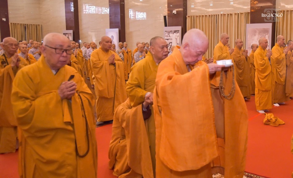 Dâng trà cúng dường