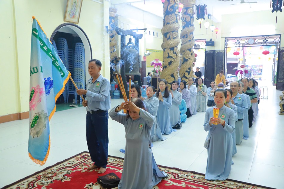 Gia đình Phật tử thánh kính tưởng niệm Bồ-tát Thích Quảng Đức và chư Thánh tử đạo Gia đình Phật tử thánh kính tưởng niệm Bồ-tát Thích Quảng Đức và chư Thánh tử đạo