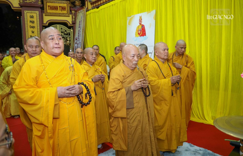 Chư tôn đức niêm hương cầu nguyện