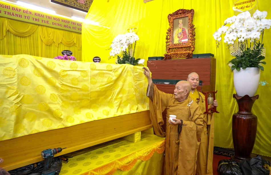 Hòa thượng Thích Minh Trí sái tịnh kim quan