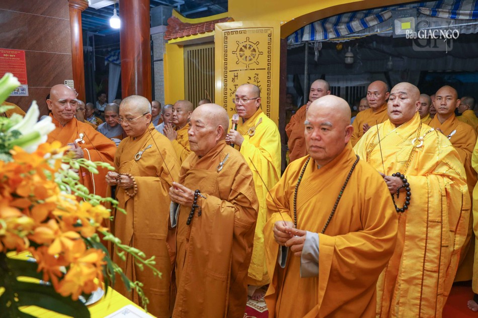 Chư tôn đức niêm hương cầu nguyện