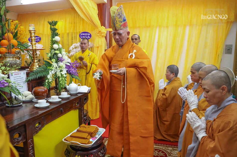 Thượng tọa Thích Thông Đức thực hiện nghi thức thành phục thọ tang