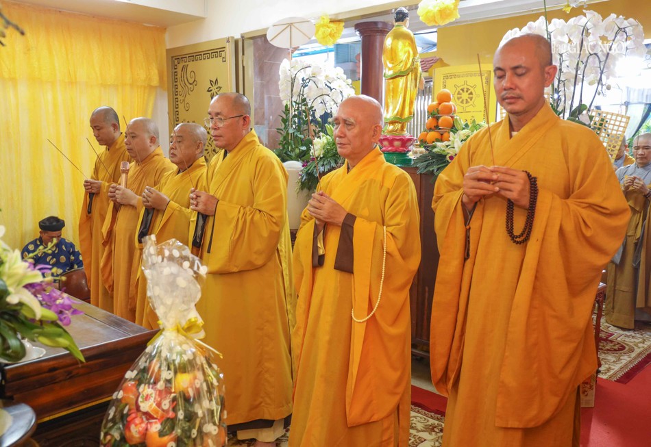 Chư tôn đức thắp hương tưởng niệm Chư tôn đức thắp hương tưởng niệm