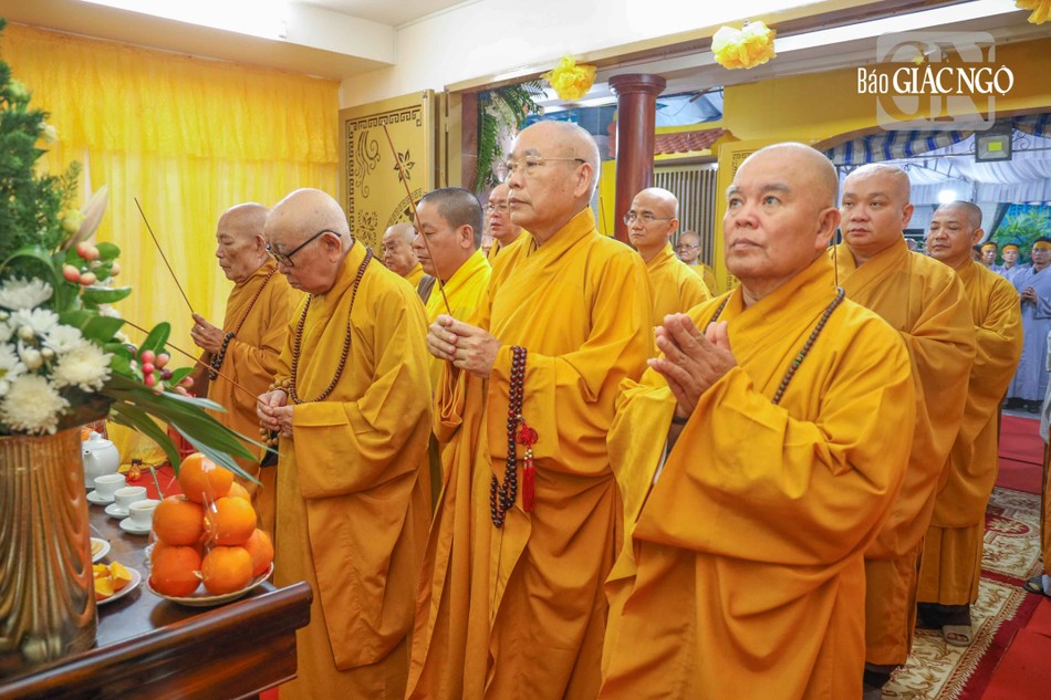 Chư tôn đức thắp hương tưởng niệm Ni trưởng Thích nữ Như Tâm lần sau cùng Chư tôn đức thắp hương tưởng niệm Ni trưởng Thích nữ Như Tâm lần sau cùng