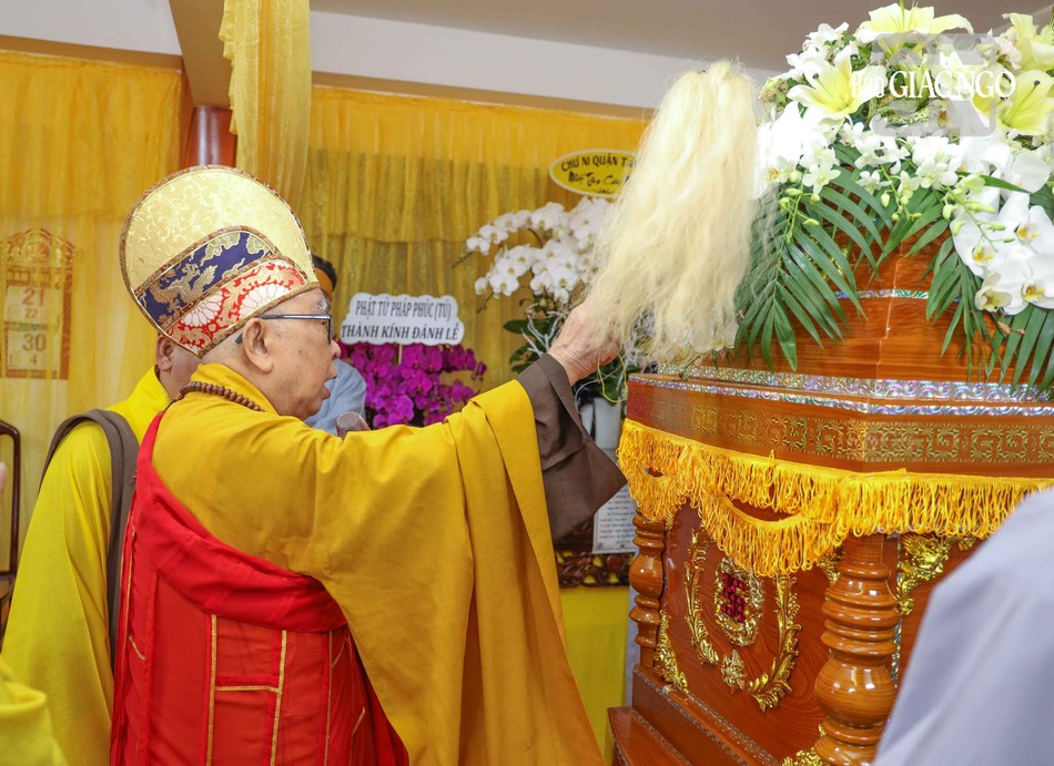 Trưởng lão Hòa thượng Thích Như Tín phất trần Trưởng lão Hòa thượng Thích Như Tín phất trần