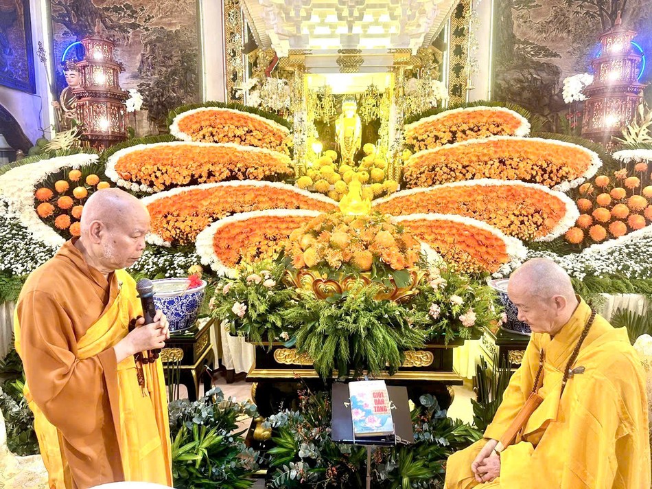 Nhị vị Hòa thượng đối thú an cư Nhị vị Hòa thượng đối thú an cư