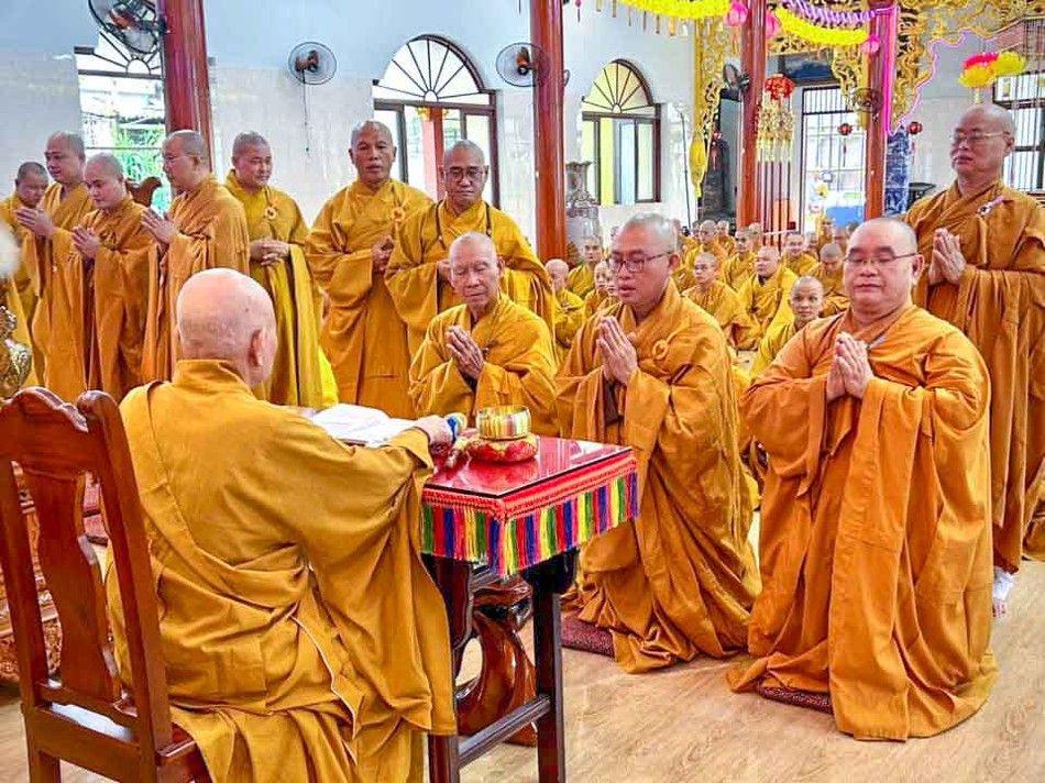 Theo hạ lạp, mỗi lượt 3 vị tác pháp thọ an cư Theo hạ lạp, mỗi lượt 3 vị tác pháp thọ an cư