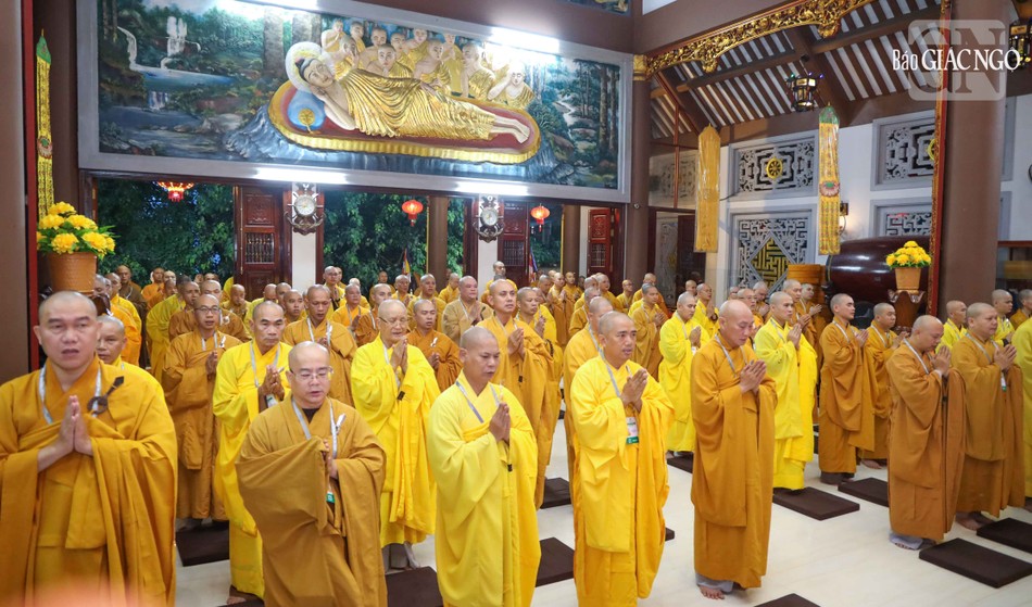 Chư Tăng vân tập tại chánh điện chùa Báo Ân Chư Tăng vân tập tại chánh điện chùa Báo Ân