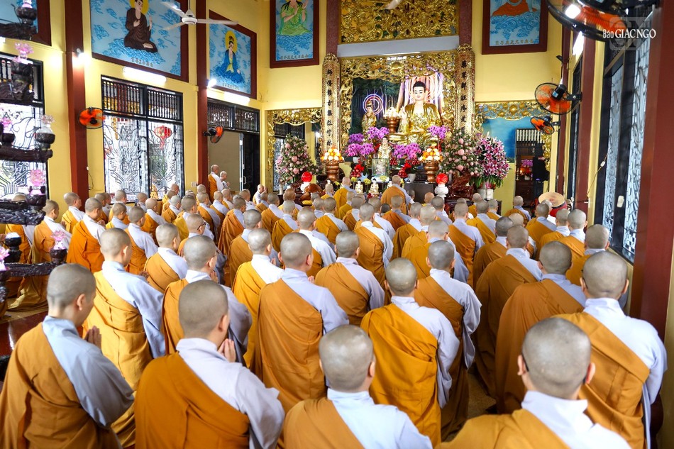 Trang nghiêm khóa lễ tại chánh điện chùa Dược Sư