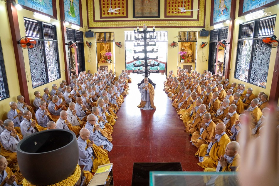 Sư cô Thích nữ Trung An tác bạch thông kiểm số chúng