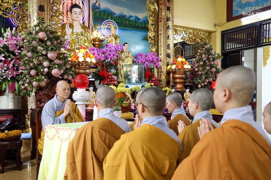 Ni trưởng Thích nữ Như Trí chứng minh chư Ni Q.Binh Thạnh tác pháp an cư