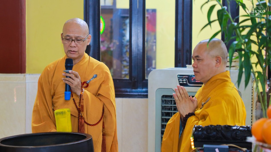 Thượng tọa Thích Chúc Thông xướng lễ