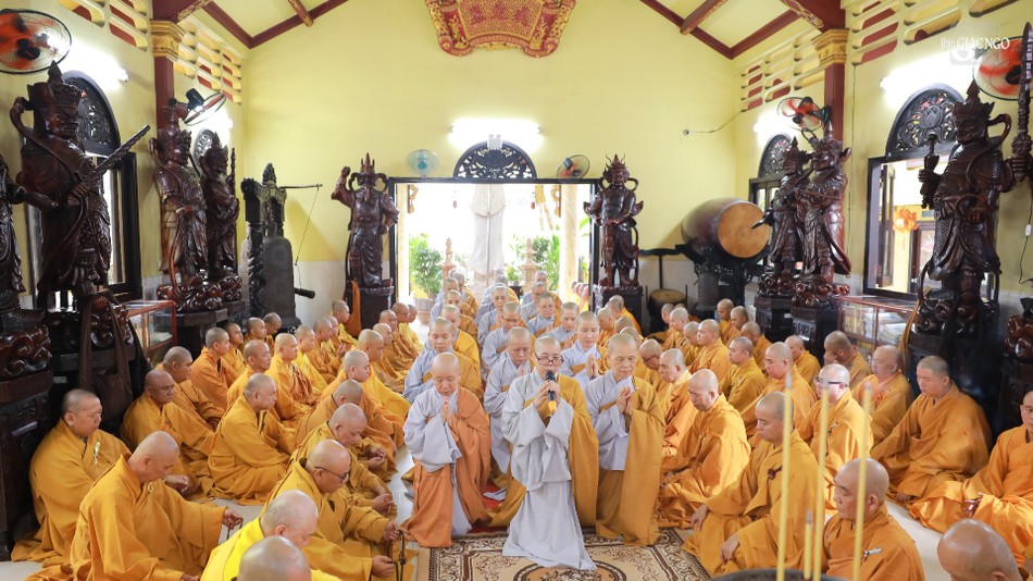 Ni sư Thích nữ Như Thảo đại diện chư Ni các điểm an cư tác pháp thỉnh Đại Tăng giáo giới thọ an cư