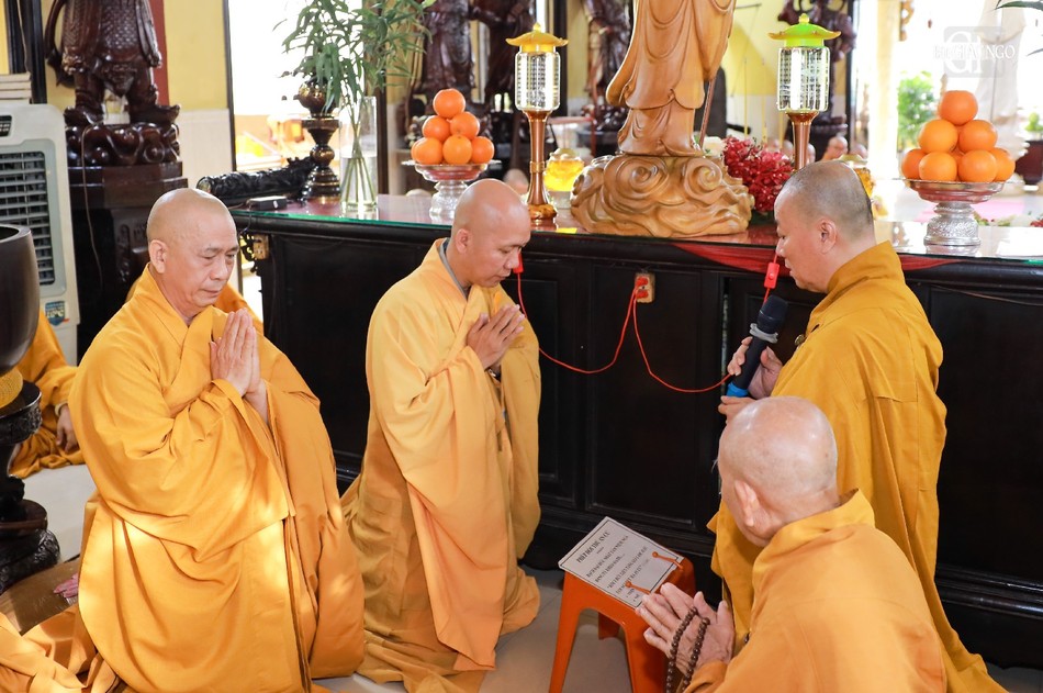 Chư tôn đức tác bạch thọ an cư