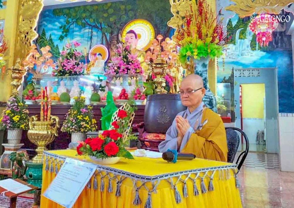 Ni trưởng Thích nữ Như Diệu chứng minh cho chư Ni thọ an cư Ni trưởng Thích nữ Như Diệu chứng minh cho chư Ni thọ an cư