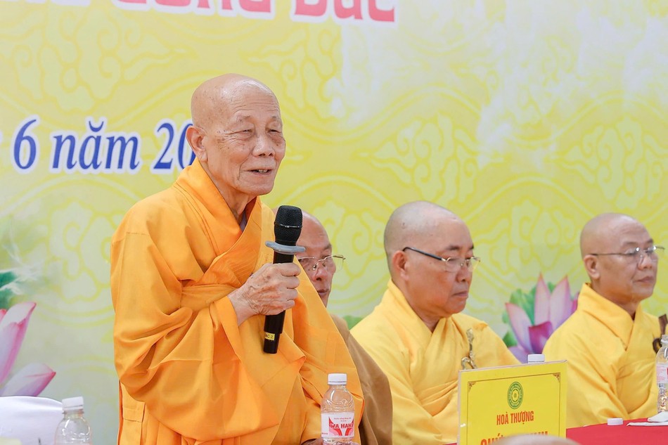 Trưởng lão Hòa thượng Thích Minh Trí ban đạo từ Trưởng lão Hòa thượng Thích Minh Trí ban đạo từ