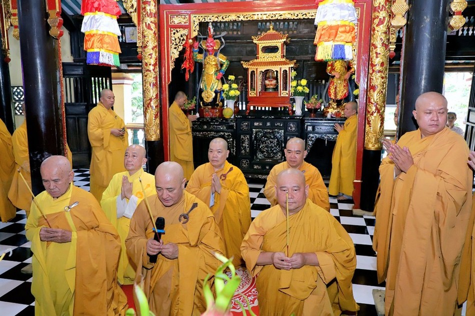 Chư tôn đức niêm hương bạch Phật