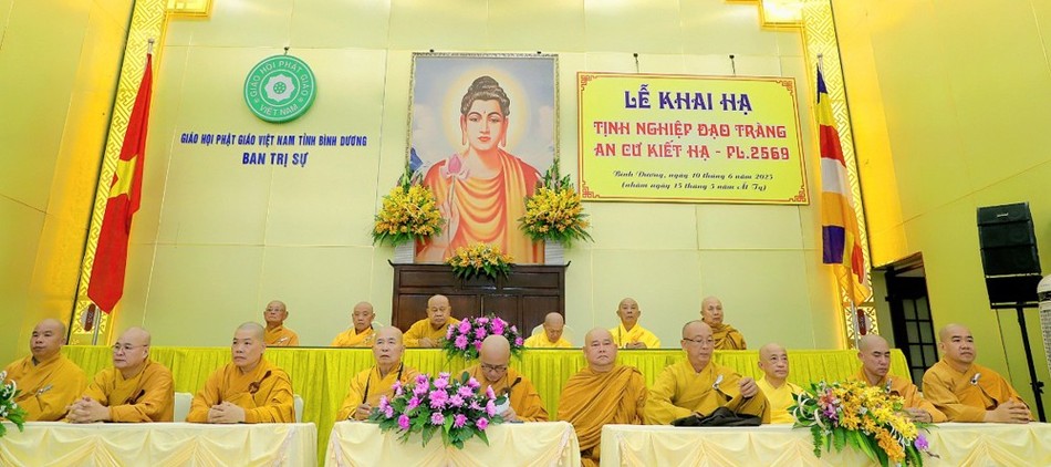 Chư tôn đức chứng minh buổi lễ