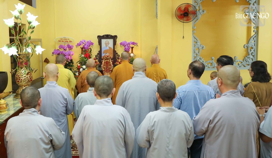 Thắp hương tưởng niệm Giác linh cố Ni sư Thích nữ Nguyên Trí Thắp hương tưởng niệm Giác linh cố Ni sư Thích nữ Nguyên Trí