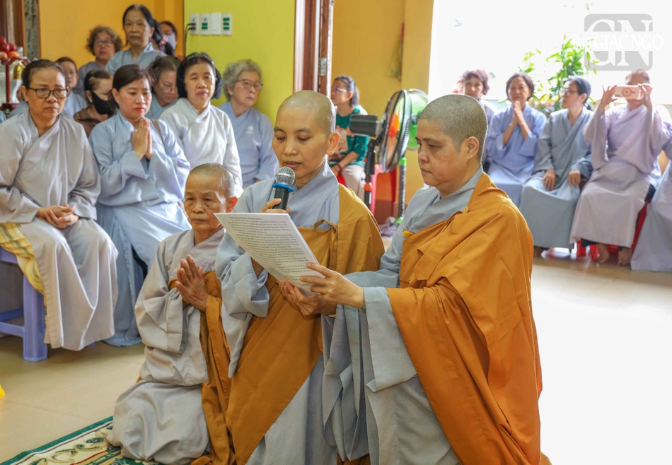 Sư cô Thích nữ Quảng Khai dâng lời phát nguyện Sư cô Thích nữ Quảng Khai dâng lời phát nguyện
