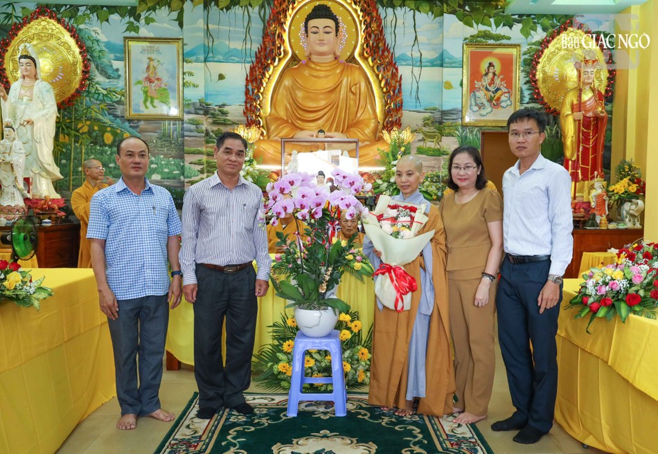 Nhiều lẵng hoa, quà chúc mừng Sư cô Thích nữ Quảng Khai, tân trụ trì chùa Vĩnh Hòa Nhiều lẵng hoa, quà chúc mừng Sư cô Thích nữ Quảng Khai, tân trụ trì chùa Vĩnh Hòa