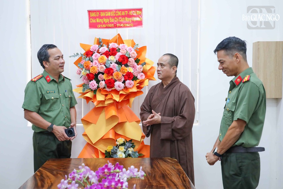 Thượng tá Trần Thanh Giang và Thượng tọa Thích Tâm Hải chia sẻ thông tin liên quan đến tôn giáo Thượng tá Trần Thanh Giang và Thượng tọa Thích Tâm Hải chia sẻ thông tin liên quan đến tôn giáo