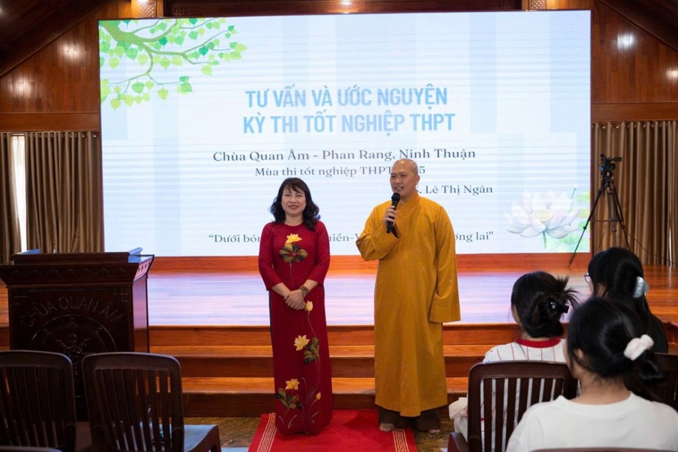 Đại đức Thích Quảng Phước và TS.Lê Thị Ngân chia sẻ với các bạn trẻ